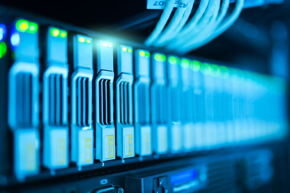 আলো-জ্বলা ডেটাবেজ সার্ভার র‍্যাক — Oracle 26ai vector workload-এর capacity ও মেমরি পরিকল্পনা