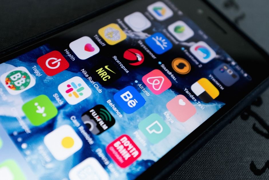 Social media apps on a phone screen โ Facebook, Instagram and WhatsApp icons in a grid