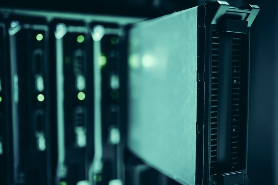 ডেটা সেন্টারের সার্ভার র্যাক — Oracle Data Guard ডিজাস্টার রিকভারির জন্য দুটি ডেটা সেন্টারের মধ্যে redo রেপ্লিকেট করে