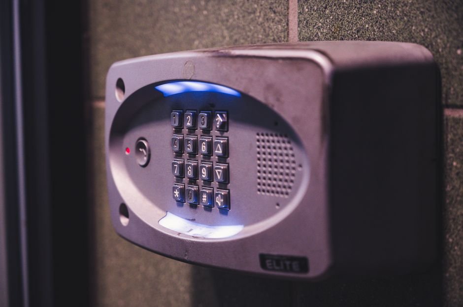 Key and access control door lock โ least privilege and TDE keystore custody in Oracle database security