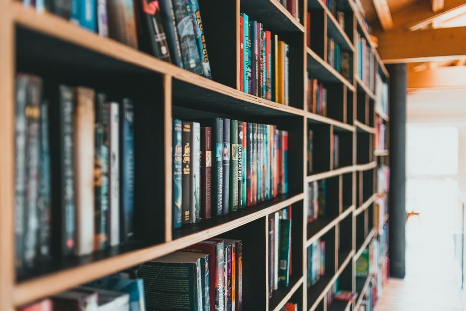 Neatly organized library shelves - like a well-ordered composite index in Oracle