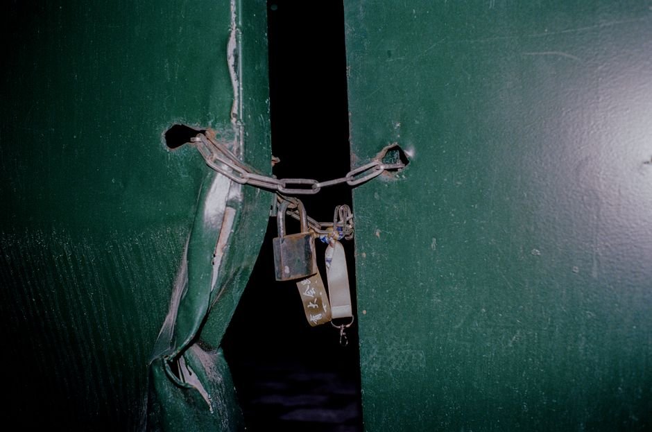 Padlock and chain securing a door, illustrating Oracle locking and row-level TX locks