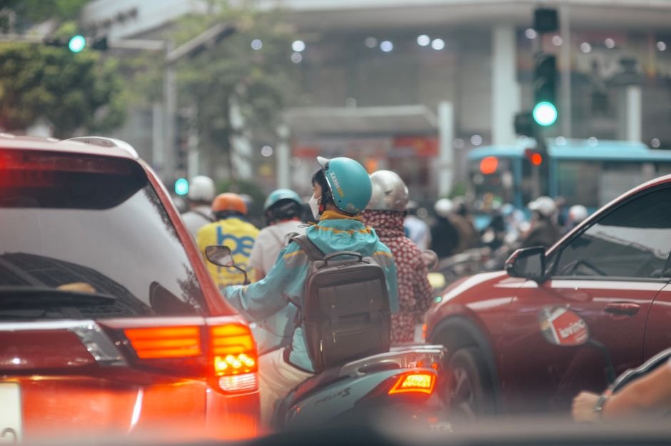 Traffic jam at a busy intersection, resembling an Oracle deadlock where sessions block each other