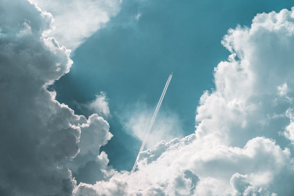 Airplane flying through clouds - Oracle database migration journey to OCI cloud