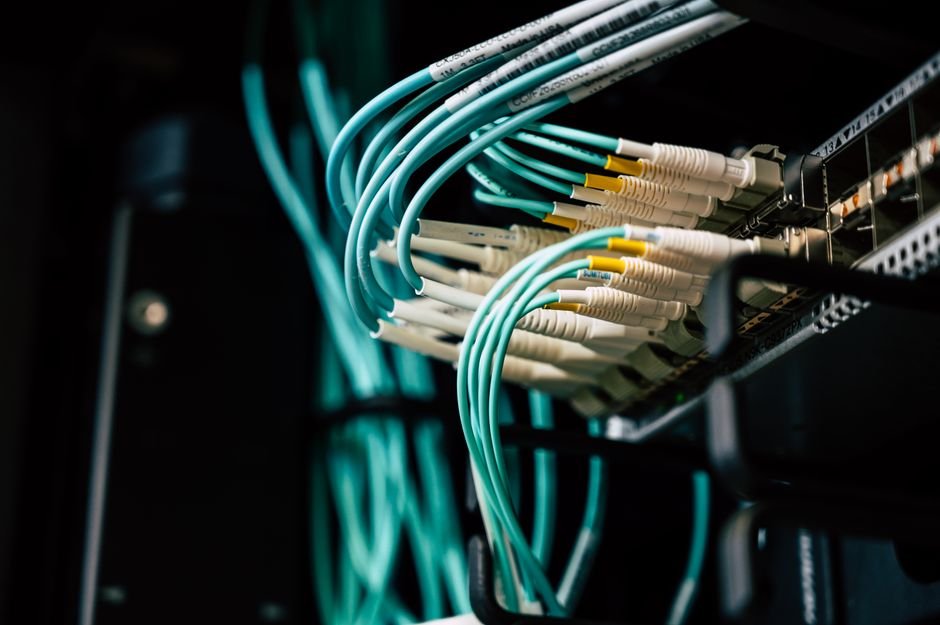 Network cables connected to switch - hybrid connectivity between on-premises data centre and Oracle Cloud
