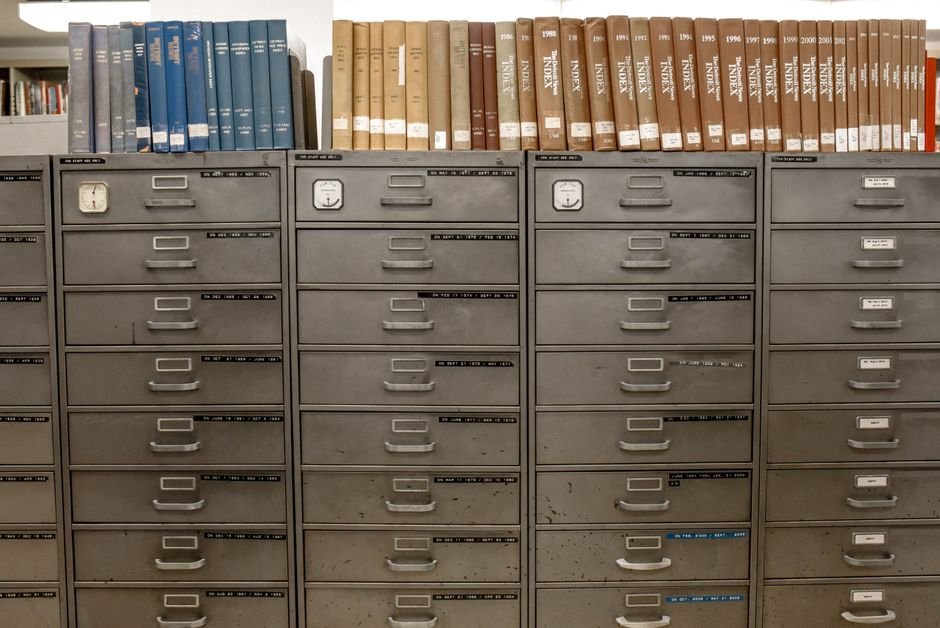 ফাইলিং ক্যাবিনেটের archive ড্রয়ার — rolling-window প্যাটার্ন row delete না করে পুরনো Oracle partition archive করে