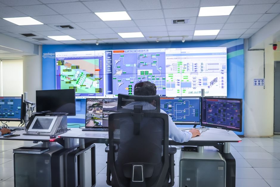 Operator in a control room monitoring systems during an Oracle Data Guard role transition drill